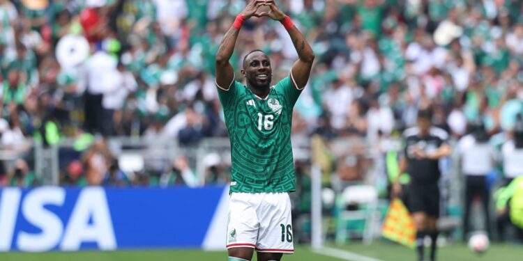 Julián Quiñones comemorando gol pelo México - (Créditos: Getty Images)