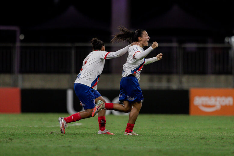 Uruguaia Ângela Gomez corre comemorando gol sendo abraçada por trás pela conterrânea Wendy Carballo