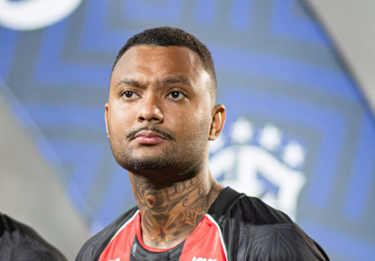 Luan Cândido perfilado em protocolo de jogo