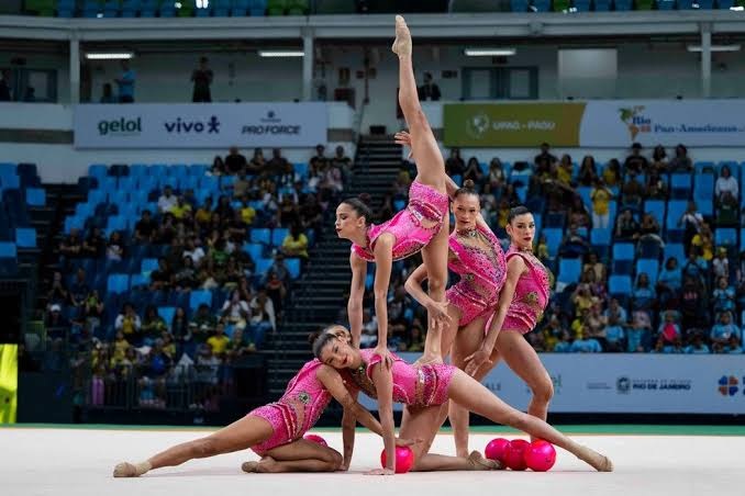 Conjunto brasileiro veste collant rosa e faz pose inicial da série de 5 bolas