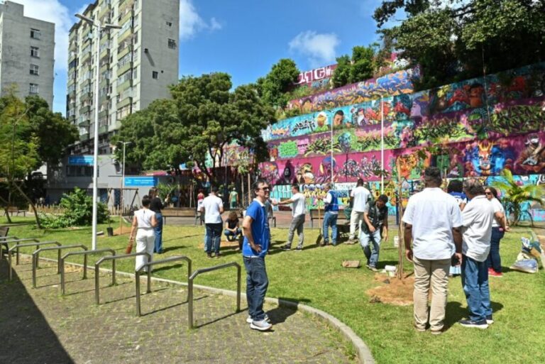 Plantio de mudas reúne trabalhadores e moradores em área revitalizada da região da Barroquinha, em Salvador.