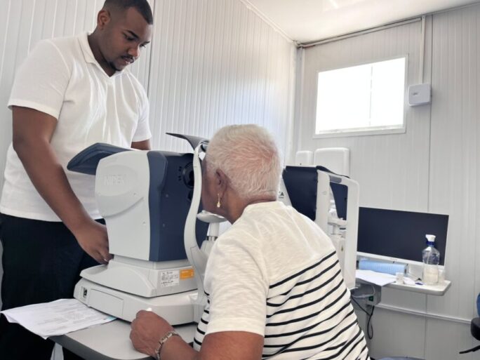 Idosa fazendo consulta oftalmológica em unidade móvel em Alagoinhas