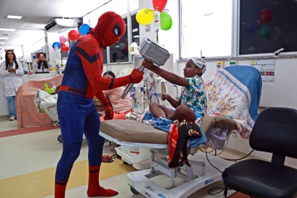 07_10_2026_GCM realiza acao especial para o mes das criancas_Hosp Roberto Santos_Fot Bruno Concha_Secom_Pms (17)