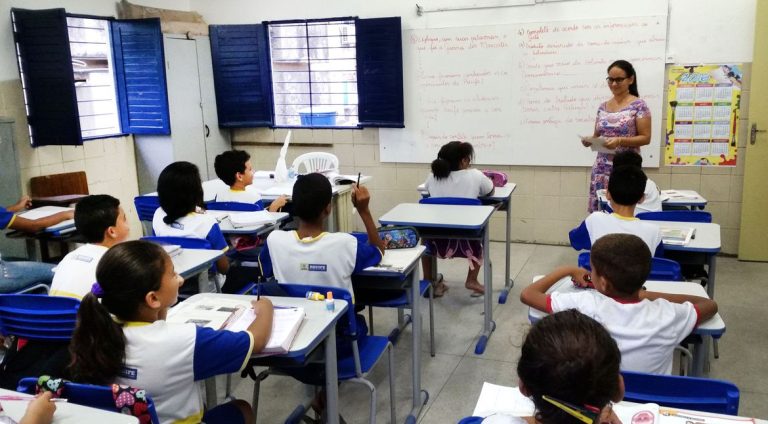 Recife – Alunos da Escola Municipal Abílio Gomes, na capital pernambucana, usam livros didáticos que podem ser proibidos pela Câmara de Vereadores (Sumaia Vilela / Agência Brasil)