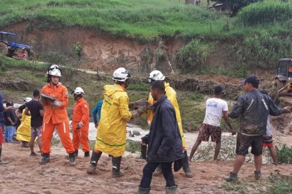 116419pelo-4-dia-bombeiros-atuam-no-resgate-as-vitimas-das-chuvas-no-sul-da-bahia-3
