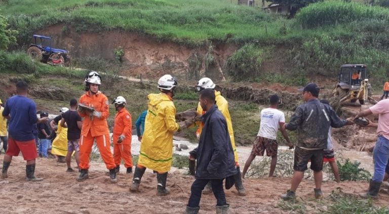 116419pelo-4-dia-bombeiros-atuam-no-resgate-as-vitimas-das-chuvas-no-sul-da-bahia-3