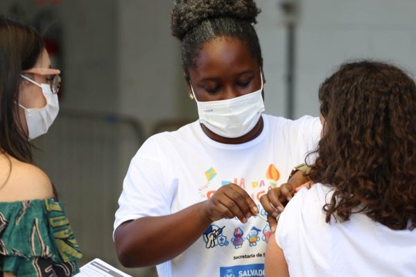 127357,salvador-amplia-quarta-dose-da-vacina-para-pessoas-com-18-anos-ou-mais-nesta-terca-3