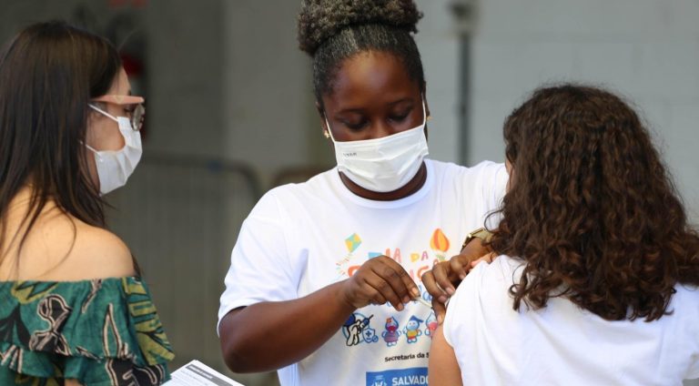 127357,salvador-amplia-quarta-dose-da-vacina-para-pessoas-com-18-anos-ou-mais-nesta-terca-3