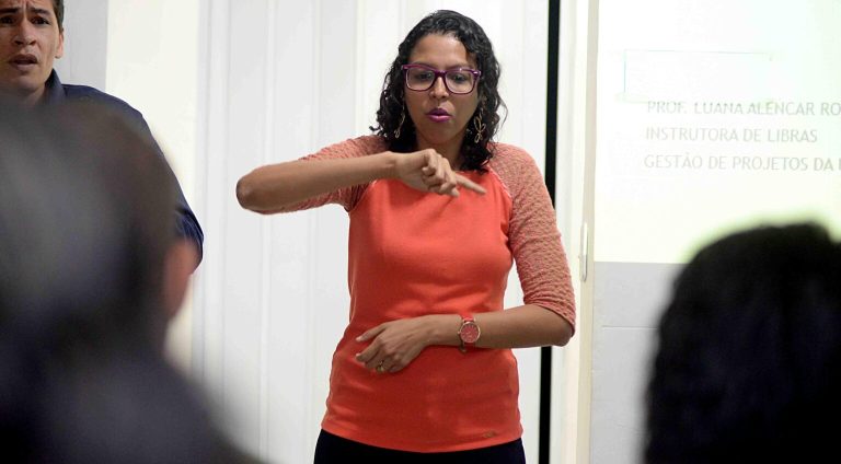 13_08_2019_Curso-de-Libras_Foto_Jefferson-Peixoto_Secom_Pms-22-1-1536x1024