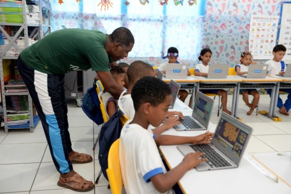 14 10 2026-Professores da rede municipal que têm livros publicados e obras disponíveis nas bibliotecas escolares-Fotos Otávio Santos SECOM PMS (12)