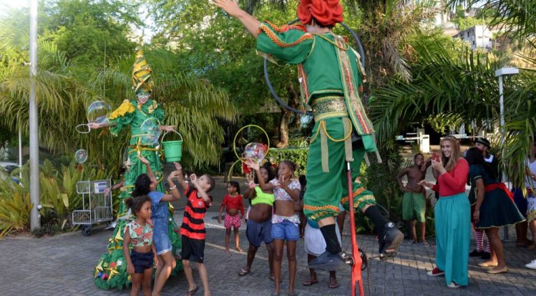 14-12-2023-Entrega-Da-Arvores-De-Natal-Flutuante-Fotos-Otavio-Santos-SECOM-PMS-20-1024x668