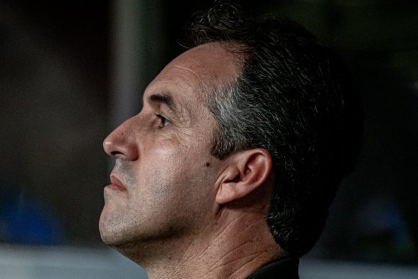 147641,conde-ve-partida-equilibrada-mas-lamenta-erros-de-posicionamento-do-vitoria-em-derrota-no-classico-3