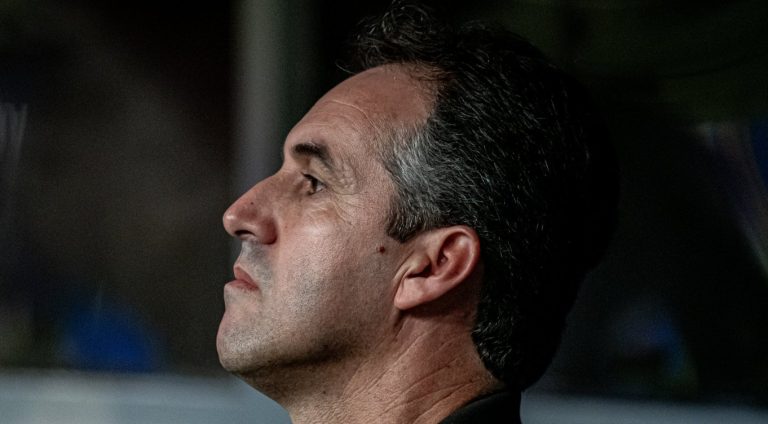 147641,conde-ve-partida-equilibrada-mas-lamenta-erros-de-posicionamento-do-vitoria-em-derrota-no-classico-3