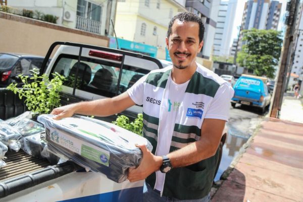 17_08_2023_Horta-em-Casa-Entrega-dos-kits_Fot-Bruno-Concha_Secom_Pms-11-1024x683
