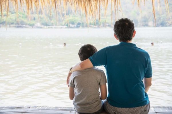 1_happy_dad_son_vacation_water_site_nature-39620206