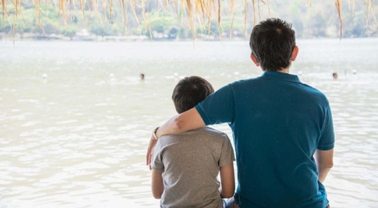 1_happy_dad_son_vacation_water_site_nature-39620206
