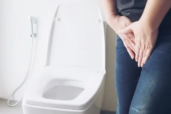 1_mulher_segurando_a_mao_perto_de_vaso_sanitario_conceito_de_problema_de_saude_1150_6442_11zon-28692347 (1)