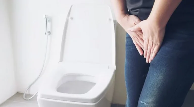 1_mulher_segurando_a_mao_perto_de_vaso_sanitario_conceito_de_problema_de_saude_1150_6442_11zon-28692347 (1)