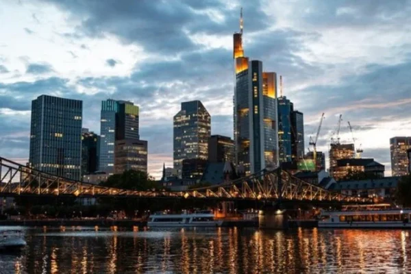 1_vista_da_cidade_de_frankfurt_no_centro_da_cidade_ao_por_do_sol_na_alemanha_1268_20926-28712114