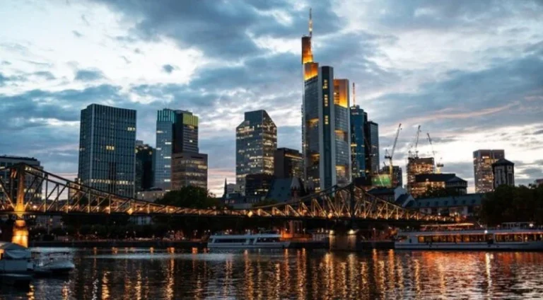 1_vista_da_cidade_de_frankfurt_no_centro_da_cidade_ao_por_do_sol_na_alemanha_1268_20926-28712114