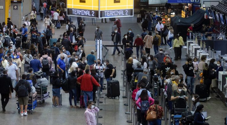 Passengers gather at Sao Paulo International Airport amid the outbreak of the coronavirus disease (COVID-19) and after Omicron has become the dominant coronavirus variant in the country, in Guarulhos, Brazil January 12, 2022.  REUTERS/Roosevelt Cassio