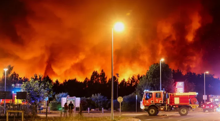 2026-07-23T123949Z_1_LYNXMPEM6M19Y_RTROPTP_4_EUROPE-WEATHER-FRANCE-WILDFIRE-e1784825097113