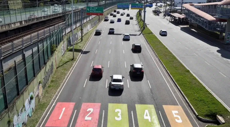 23_11_2022_Sinalizacao-de-Transito-colorida-na-Paralela_Foto_Jefferson-Peixoto_Secom_Pms-4-1.jpg