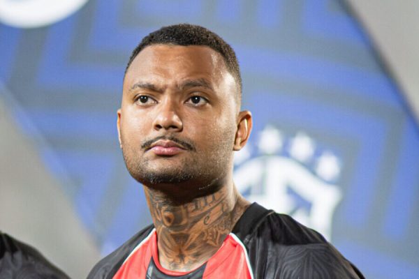 Luan Cândido perfilado em protocolo de jogo