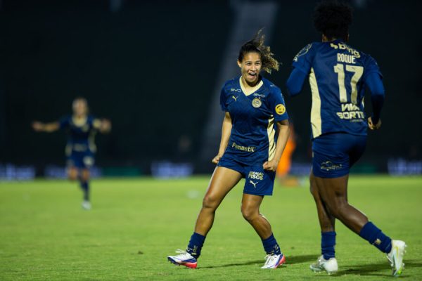 cassia comemora gol