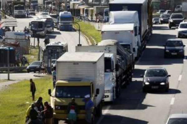 5cbe225de69d5_caminhoneiros