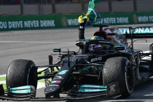 620x372xHamilton-celebra-com-bandeira-do-Brasil-e-emociona-o-publico-que-responde-aos-gritos-de-Senna.jpg.pagespeed.ic_.hF-Xz1-c4v