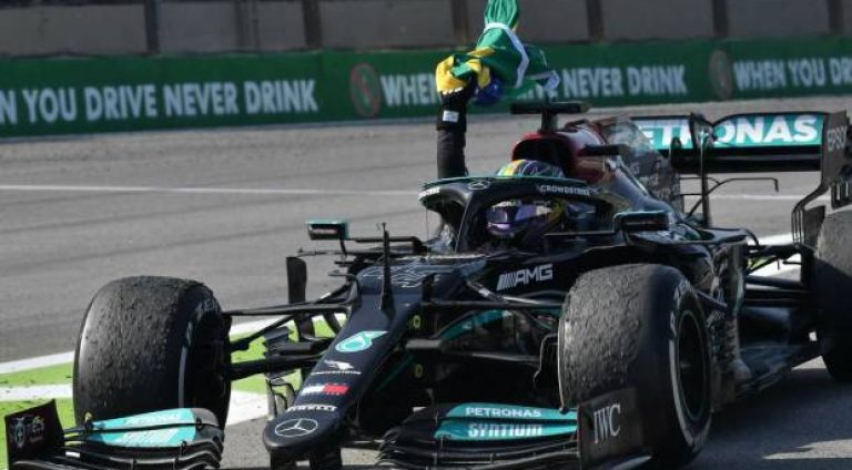 620x372xHamilton-celebra-com-bandeira-do-Brasil-e-emociona-o-publico-que-responde-aos-gritos-de-Senna.jpg.pagespeed.ic_.hF-Xz1-c4v