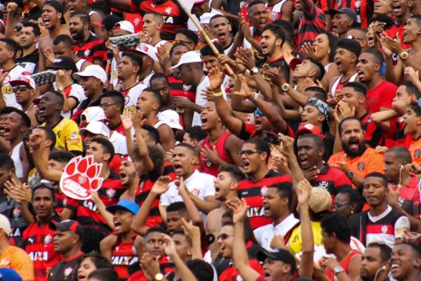 80061torcida-do-vitoria-recolhe-latas-de-sardinha-apos-milho-jogado-no-entorno-da-fonte-nova-3