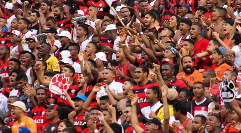 80061torcida-do-vitoria-recolhe-latas-de-sardinha-apos-milho-jogado-no-entorno-da-fonte-nova-3