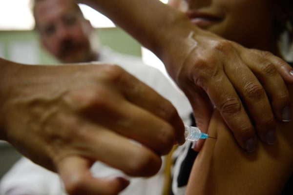 Brasília - Alunas do Centro de Ensino Fundamental 25, em Ceilândia, são vacinadas contra o papiloma vírus humano - HPV (Marcelo Camargo/Agência Brasil)