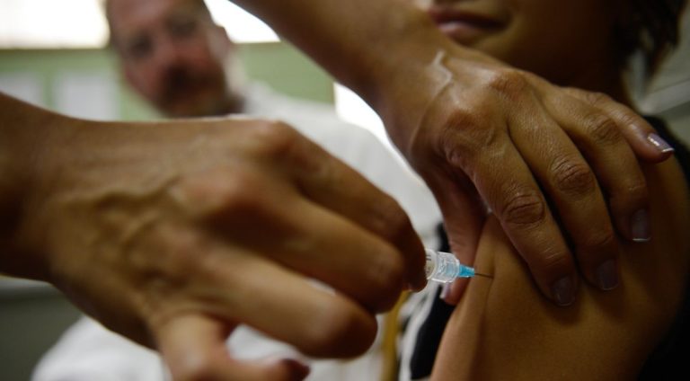 Brasília - Alunas do Centro de Ensino Fundamental 25, em Ceilândia, são vacinadas contra o papiloma vírus humano - HPV (Marcelo Camargo/Agência Brasil)