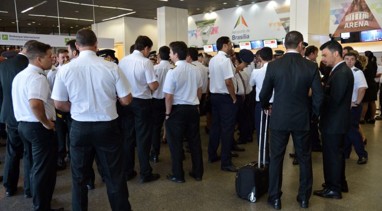 Brasília - Os aeronautas e aeroviários paralisam as atividades nesta quarta-feira (3), das 6h Às 8h, nos aeroportos de Congonhas, Guarulhos, Santos Dumont, Galeão, Viracopos, Porto Alegre, Florianópolis, Curitiba, Brasília, Salvador, Recife e Fortaleza (Jose Cruz/Agência Brasil)