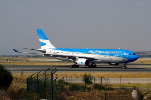 Airbus_A330-200_LV-FVH_de_Aerolineas_Argentinas-990x743-1