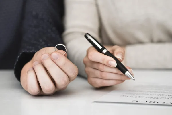 Aumento-do-numero-de-divorcios-reforca-tendencia-d0128716200202409160705-ScaleDownProportional (1)