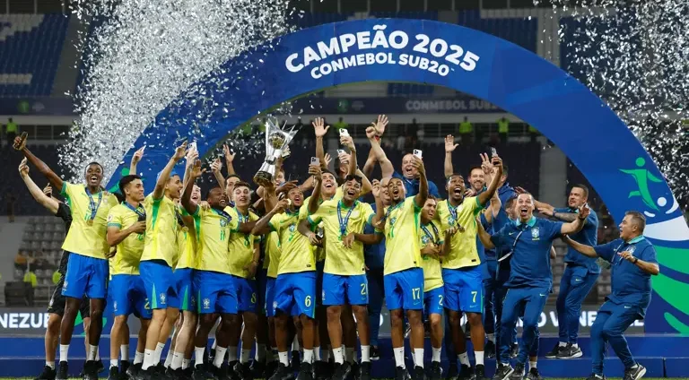 Brazil-lift-the-2025-U20-South-American-Championship-trophy