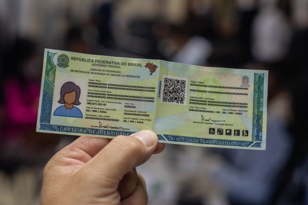 RS - PORTO ALEGRE/NOVO RG/EMISSÃO - GERAL - Nova Carteira de Identidade Nacional   começa a ser emitida em Porto Alegre   (RS), na manhã desta terça-feira, 27 de   julho de 2022. O movimento é intenso no   posto do Instituto Geral de   Identificações, na região central da   capital gaúcha, para a emissão do novo   documento. O Rio Grande do Sul é o   primeiro estado brasileiro a emitir o   novo modelo de RG.   26/07/2022 - Foto: EVANDRO LEAL/ENQUADRAR/ESTADÃO CONTEÚDO