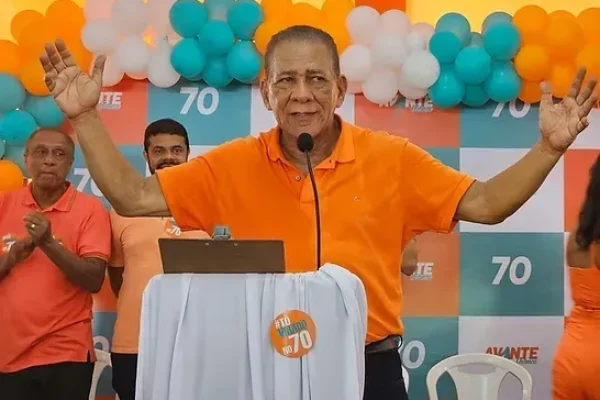 Candidato-a-prefeitura-na-Bahia-chama-criancas-aut0128772100202409191100-ScaleDownProportional