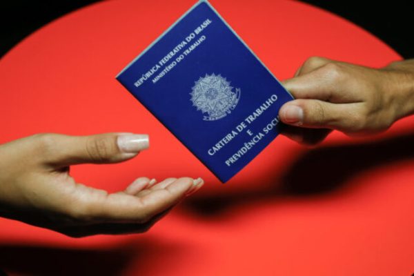 Carteira de Trabalho e Previdência Social   | Sérgio Lima/Poder360 15.maio.2023