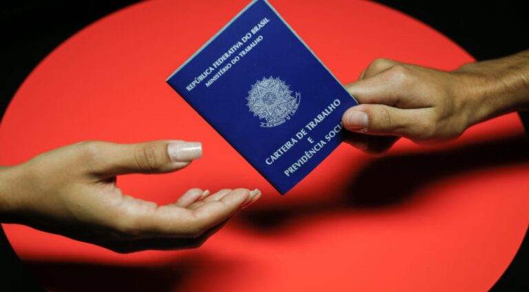Carteira de Trabalho e Previdência Social   | Sérgio Lima/Poder360 15.maio.2023