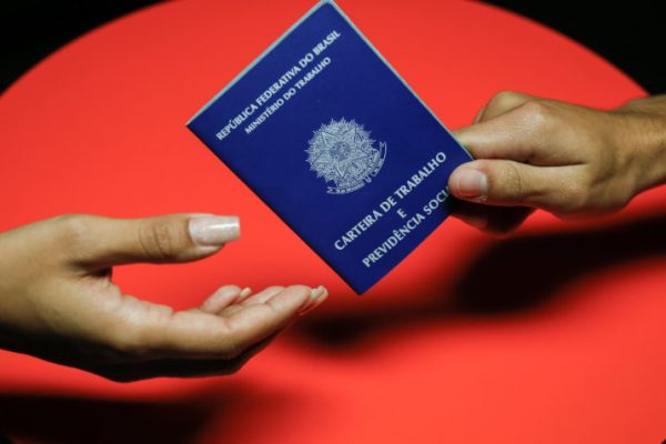 Carteira de Trabalho e Previdência Social   | Sérgio Lima/Poder360 15.maio.2023