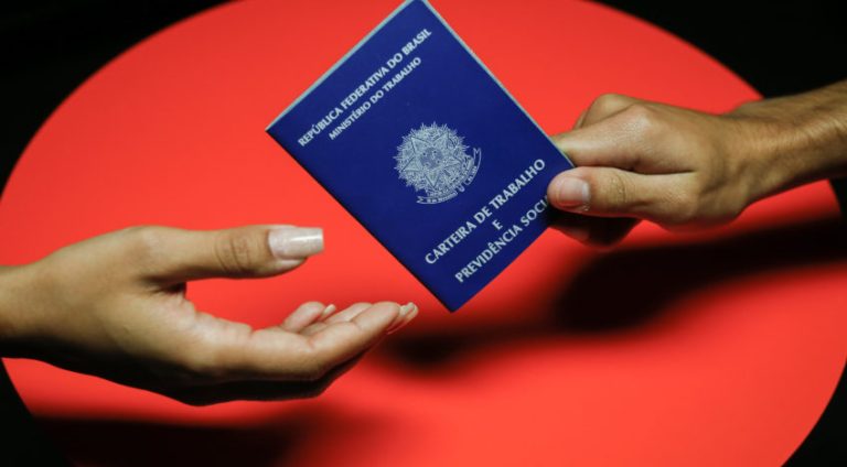Carteira de Trabalho e Previdência Social   | Sérgio Lima/Poder360 15.maio.2023