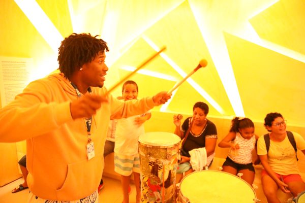 Cidade-da-Musica-recebe-visita-azul-Lucas-Moura-Secom-PMS-16