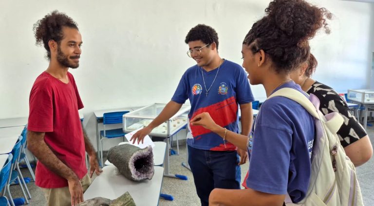 Colégio estadual recebe exposição itinerante do Museu Geológico da Bahia (10)
