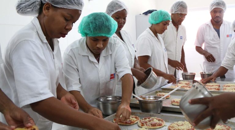 Curso-Fabricacao-Pizza-E-Paes_Suburbio-360_Fot-Bruno-Concha_Secom_Pms-4-2048x1365