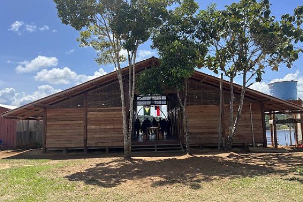Escola ribeirinha da Comunidade Indígena do Renascer, em Novo Airão (AM),
